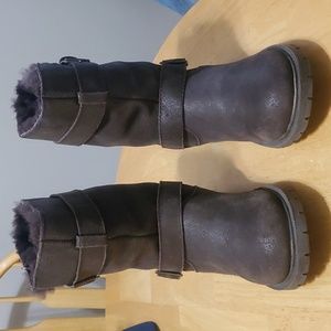 Bearpaw brown with two buckles. Worn once. Size 8